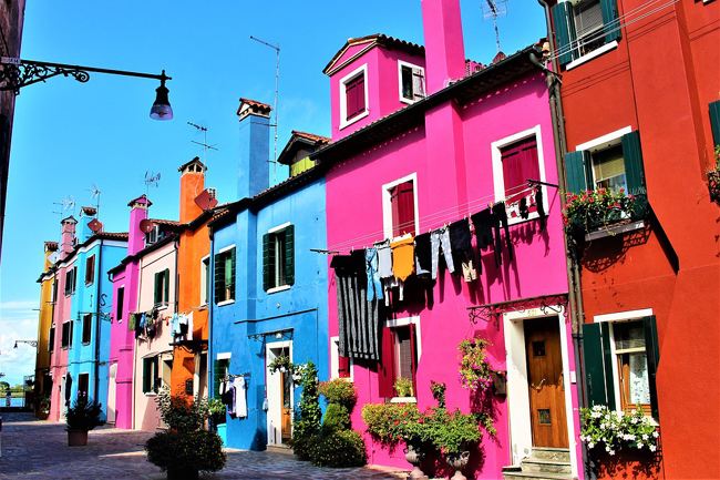 façades colorées de maisons