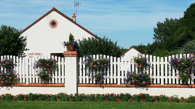 clôture autour d'une maison