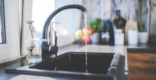 Comment choisir un évier de cuisine : conseils et prix de pose