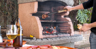 Construire un barbecue en dur ou opter pour un barbecue type Weber ?