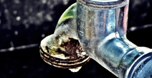 Traquer les fuites dans la maison pour économiser l'eau !