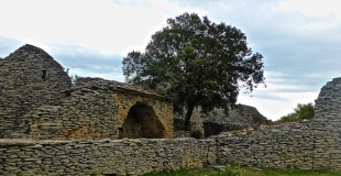 Construire un muret en pierres sèches étape par étape